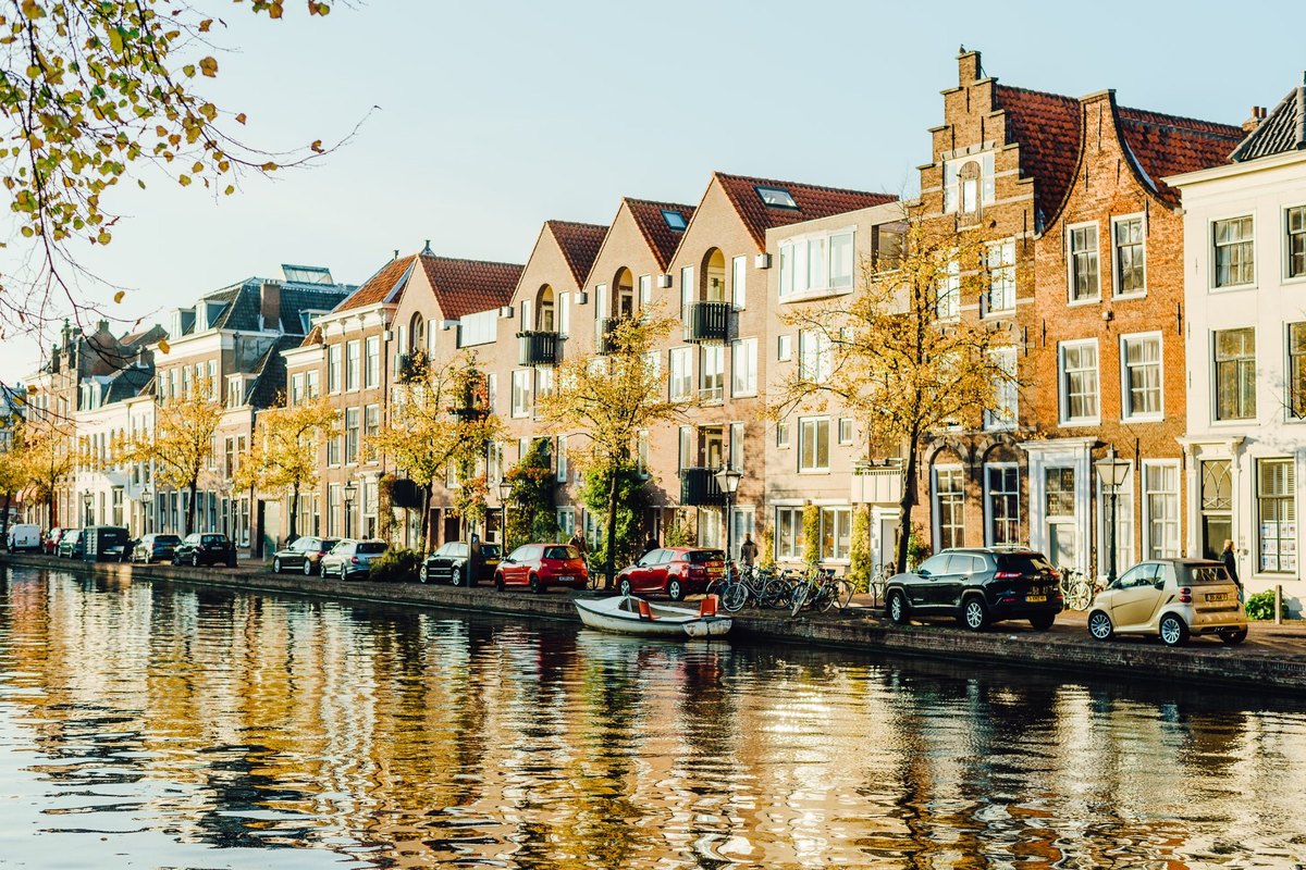 Casas junto a un canal en Ámsterdam