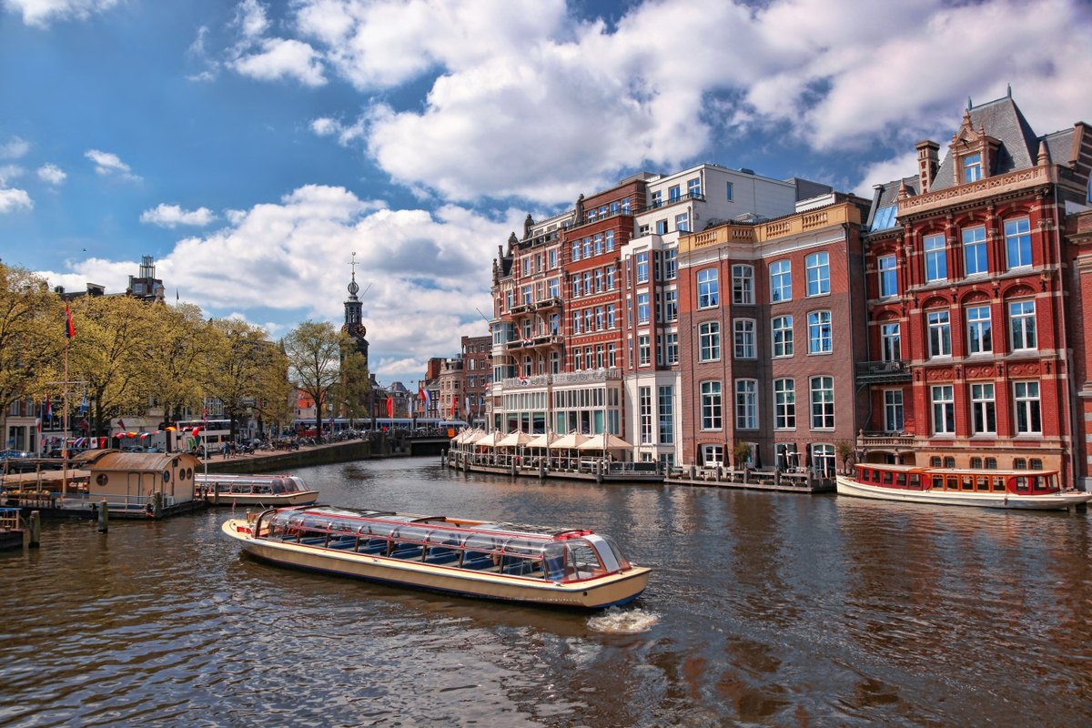 Barco turístico navegando los canales de Ámsterdam