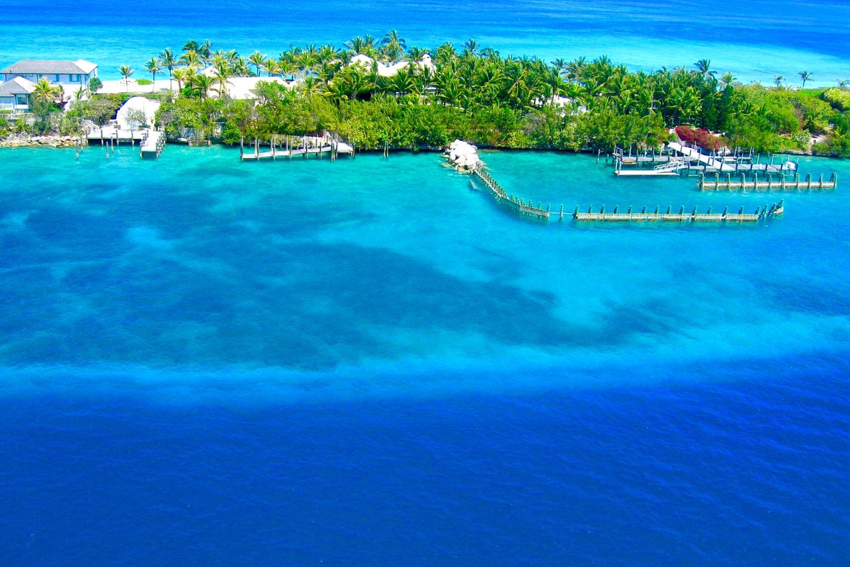 Agua turquesa y cayos en Nassau, Bahamas