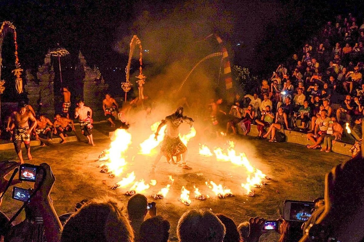 Bailarines de la danza Kecak alrededor del fuego en Bali