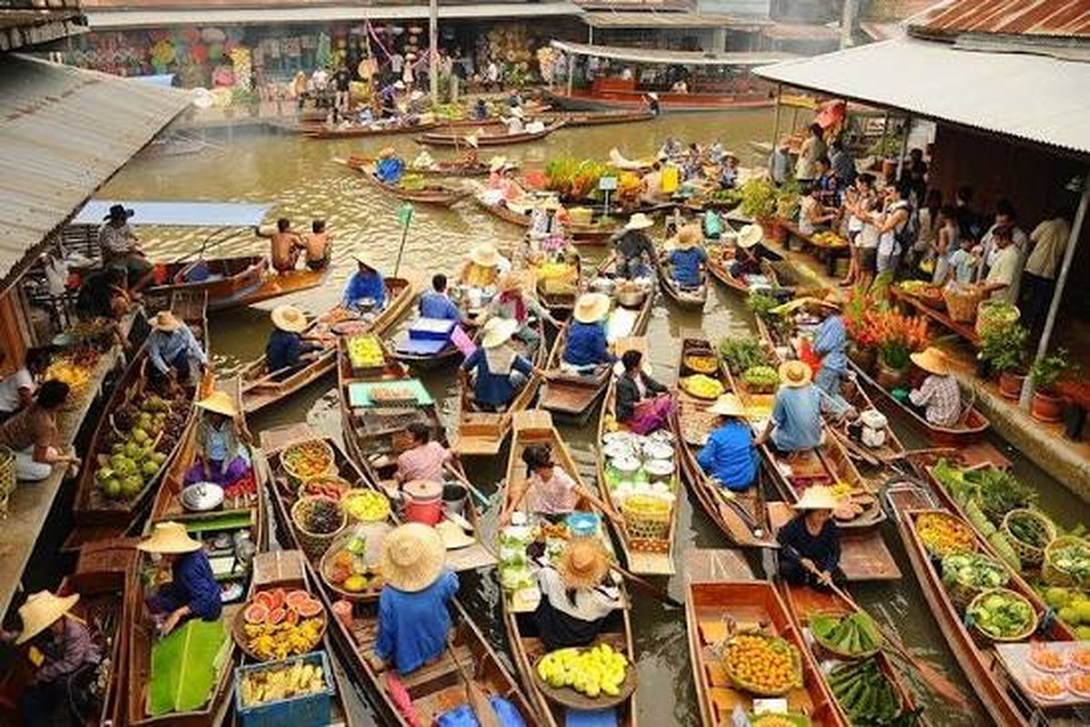 Barcas cargadas de frutas en un mercado flotante de Tailandia