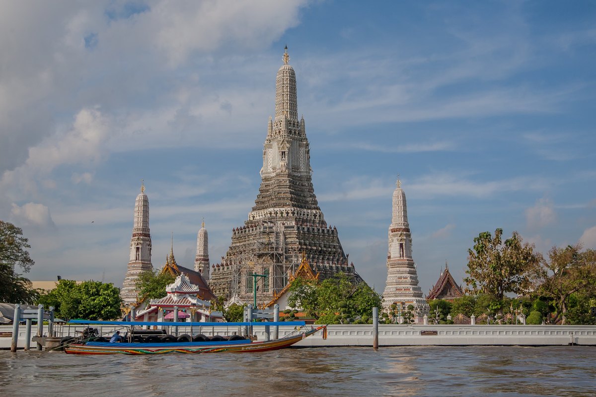 Templo Wat Arun sobre el río en Bangkok