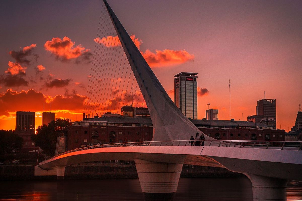 Puente de la Mujer en Puerto Madero al atardecer