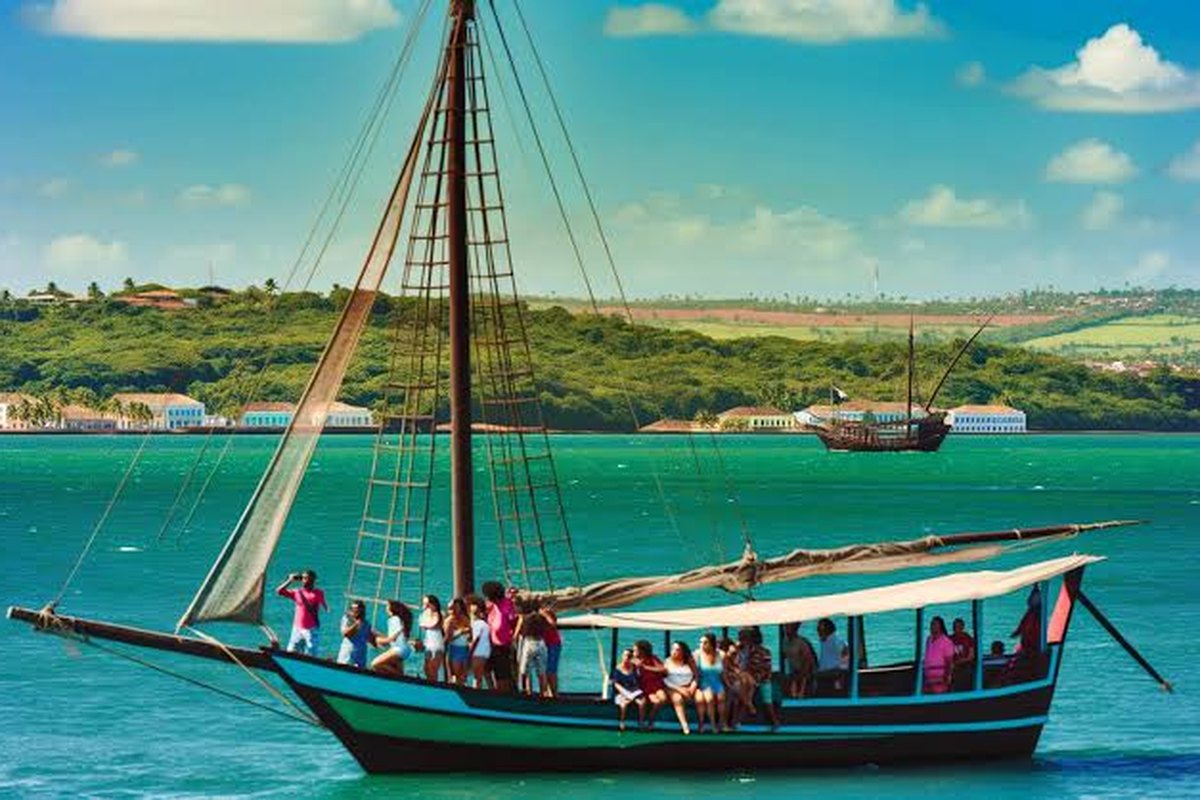Escuna con turistas navegando frente a la costa de Búzios
