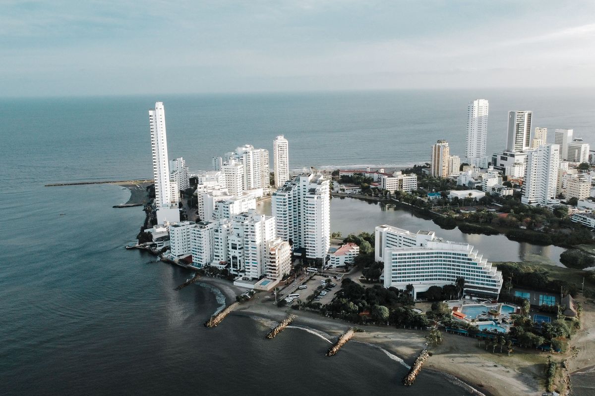Bocagrande y la bahía de Cartagena desde el aire