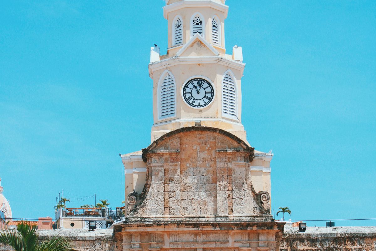 Torre del Reloj y la muralla de Cartagena
