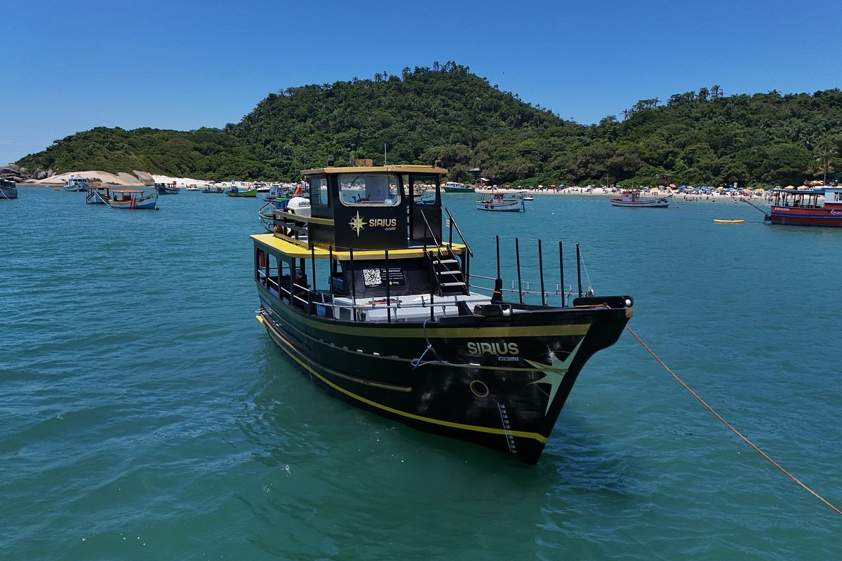 Escuna navegando la bahía de Florianópolis rumbo a la Isla del Campeche