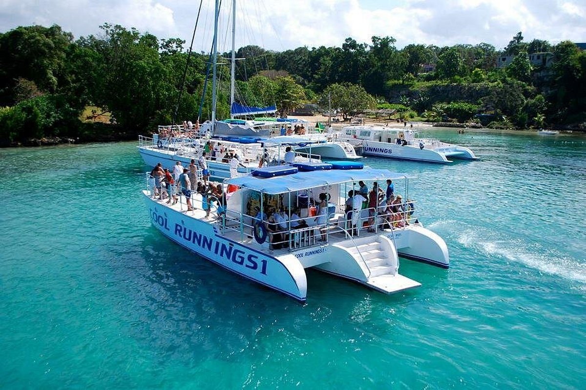 Catamaranes navegando la costa de Montego Bay, Jamaica
