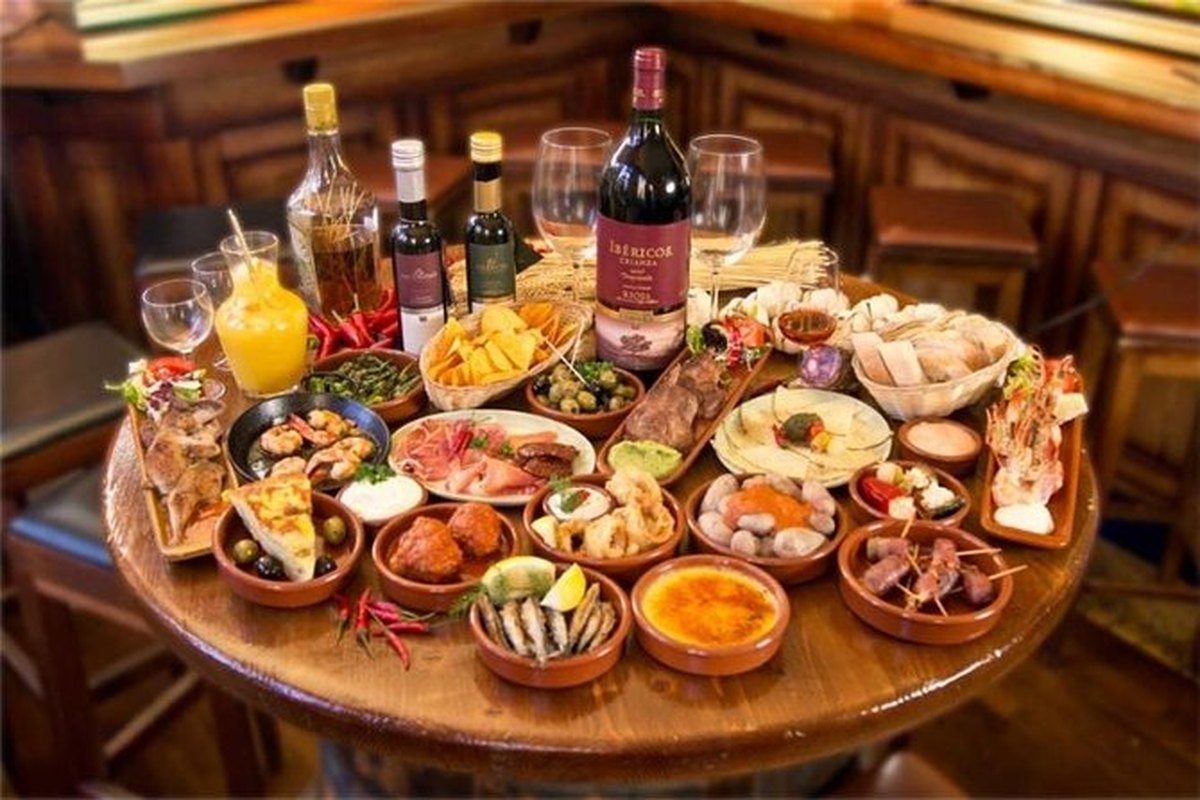 Mesa con variedad de tapas y vino españoles