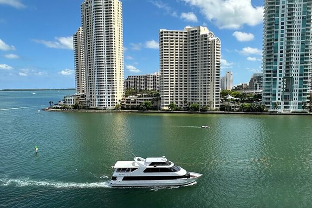 Yate navegando frente al skyline de Miami en Biscayne Bay