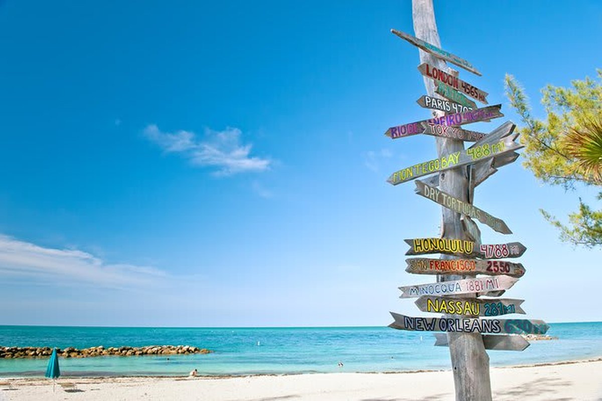 El famoso cartel de distancias en una playa de Key West