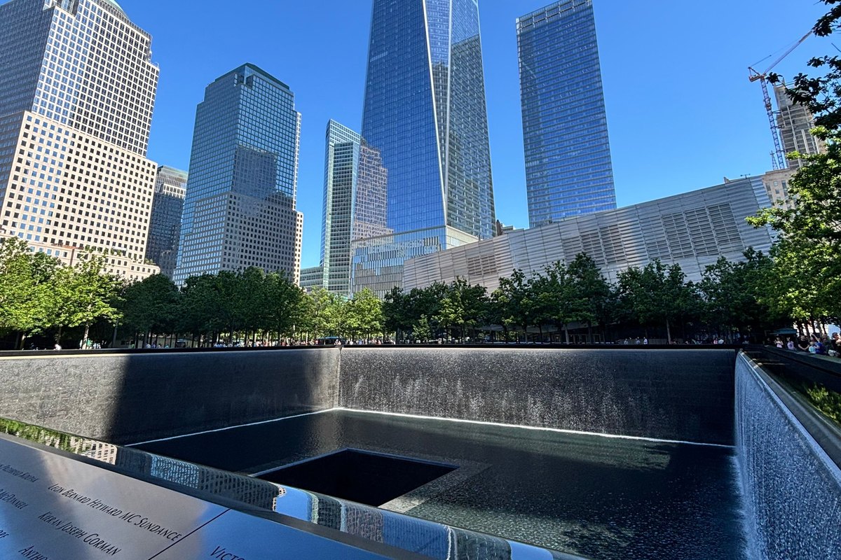 Piscina conmemorativa del 9/11 Memorial con el One World Trade Center de fondo