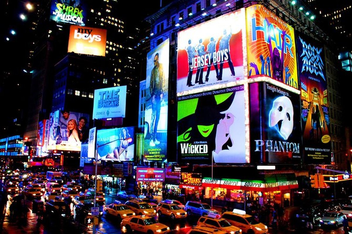 Carteles iluminados de espectáculos de Broadway en Times Square de noche