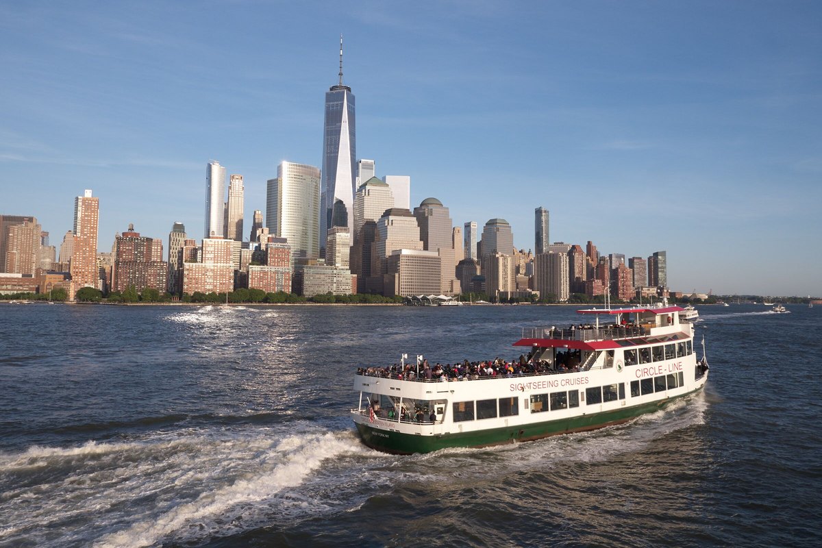 Barco de la Circle Line navegando frente al skyline de Manhattan
