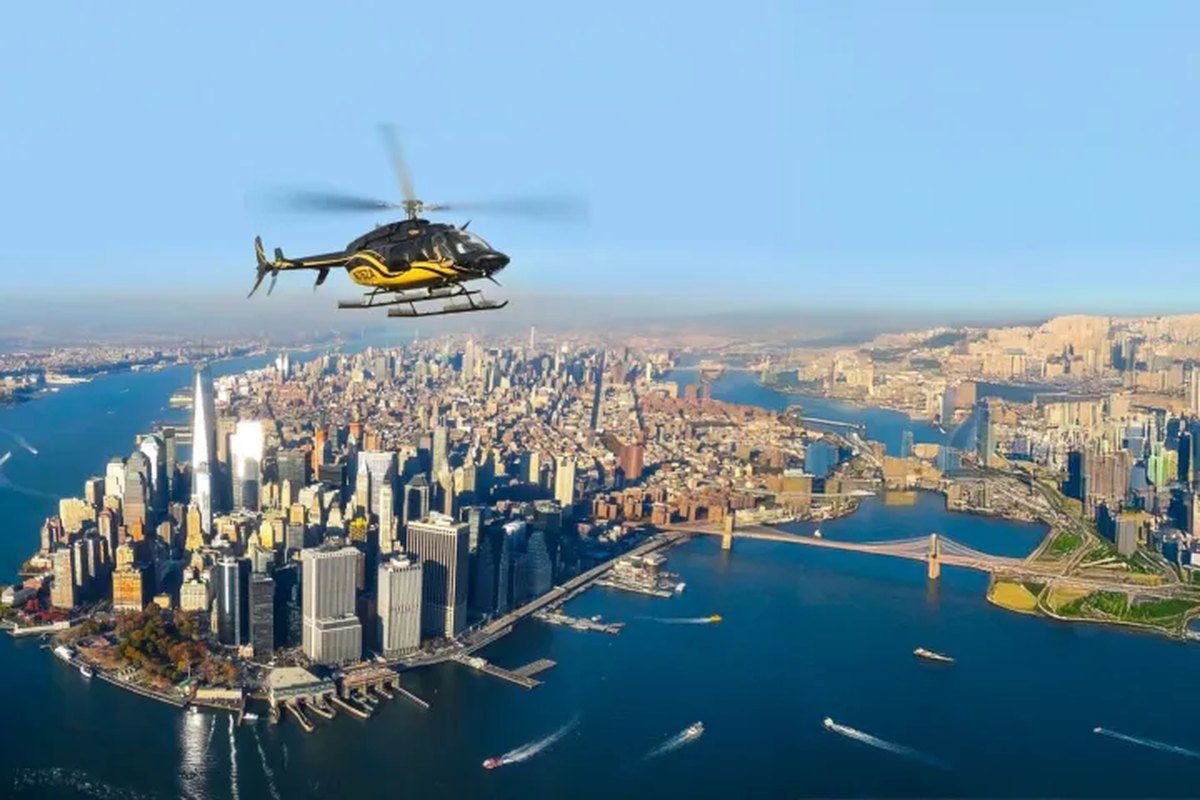 Vista aérea desde un helicóptero sobrevolando Manhattan y el puente de Brooklyn
