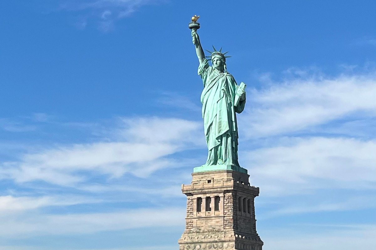 La Estatua de la Libertad vista desde el ferry en la bahía de Nueva York