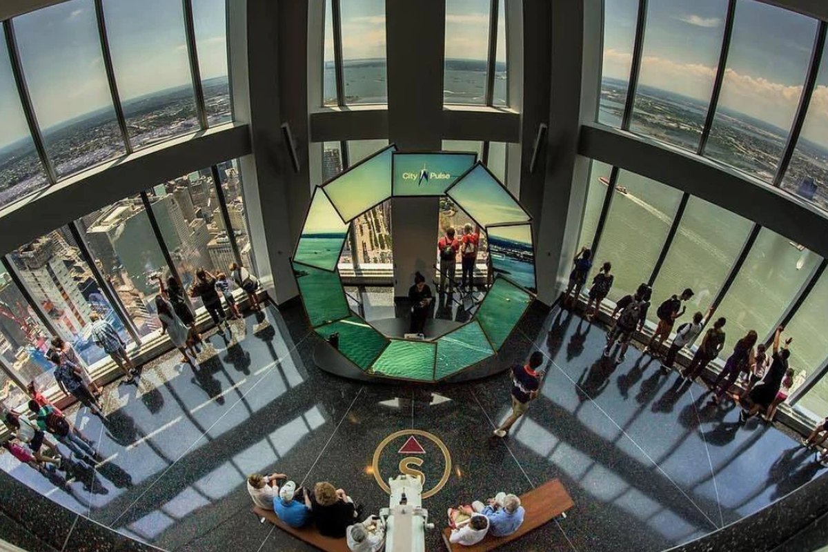 Interior del mirador One World Observatory con vistas panorámicas de Manhattan y la bahía