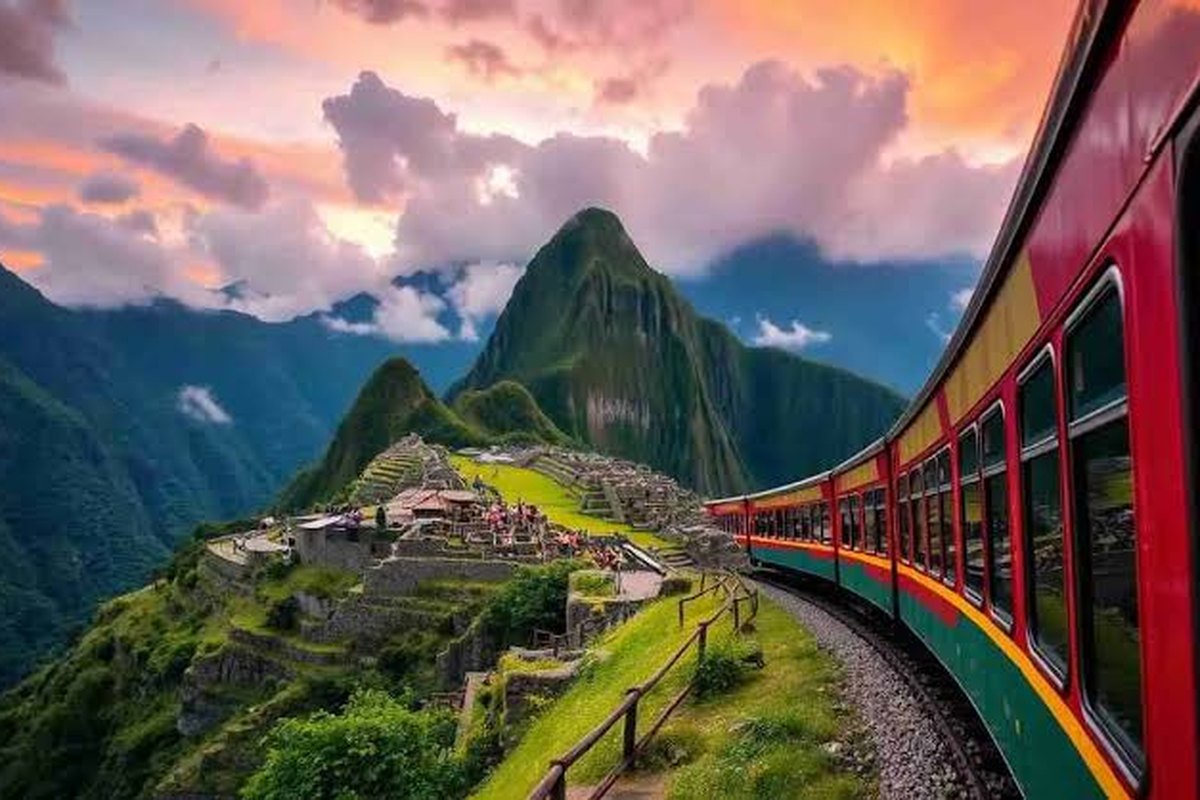 Tren panorámico llegando a Machu Picchu al atardecer