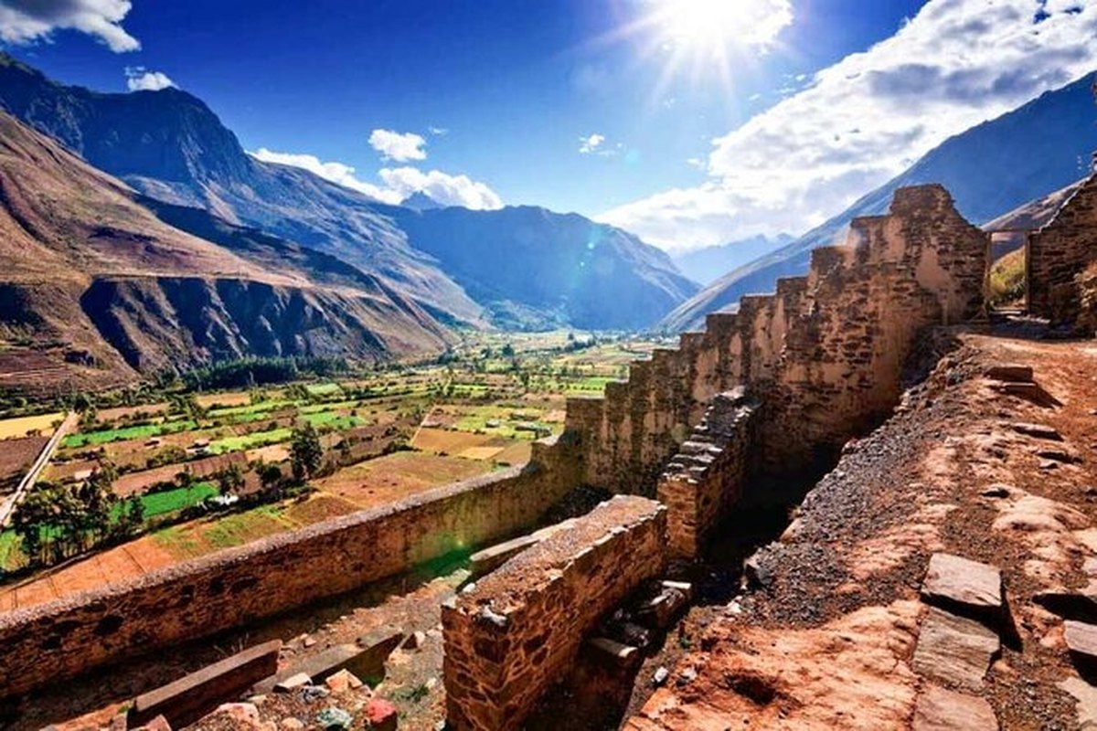 Terrazas y ruinas incas en el Valle Sagrado de Cusco