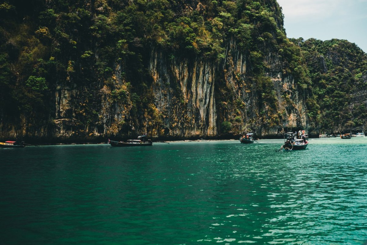 Acantilados y mar turquesa en Phuket