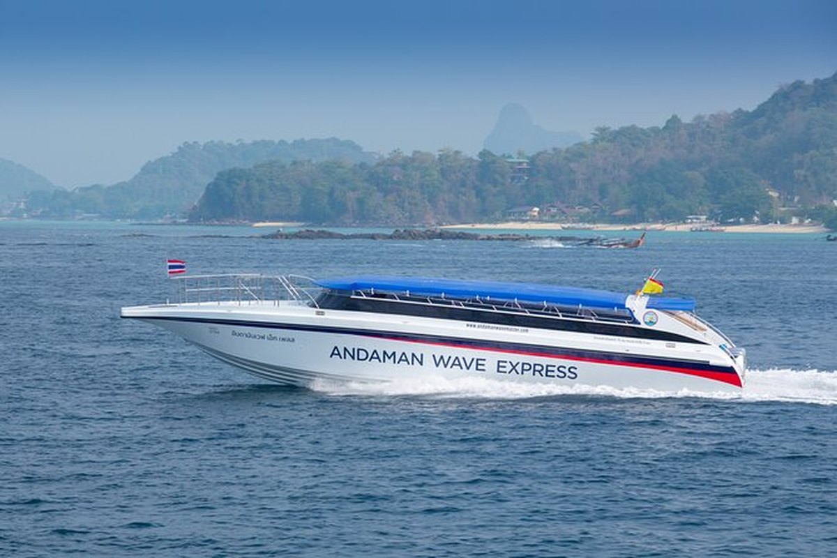 Lancha rápida navegando hacia las Islas Phi Phi, Phuket