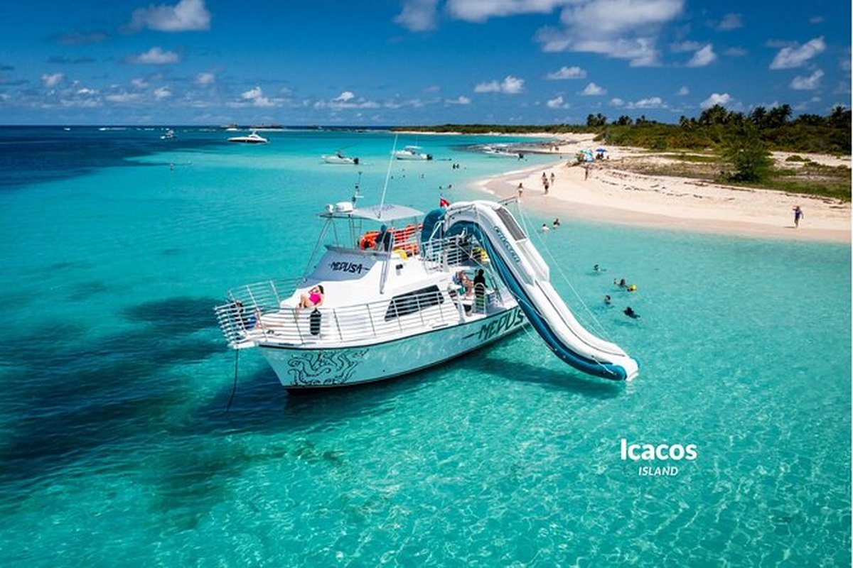 Catamarán con tobogán anclado frente a Isla Icacos, Puerto Rico
