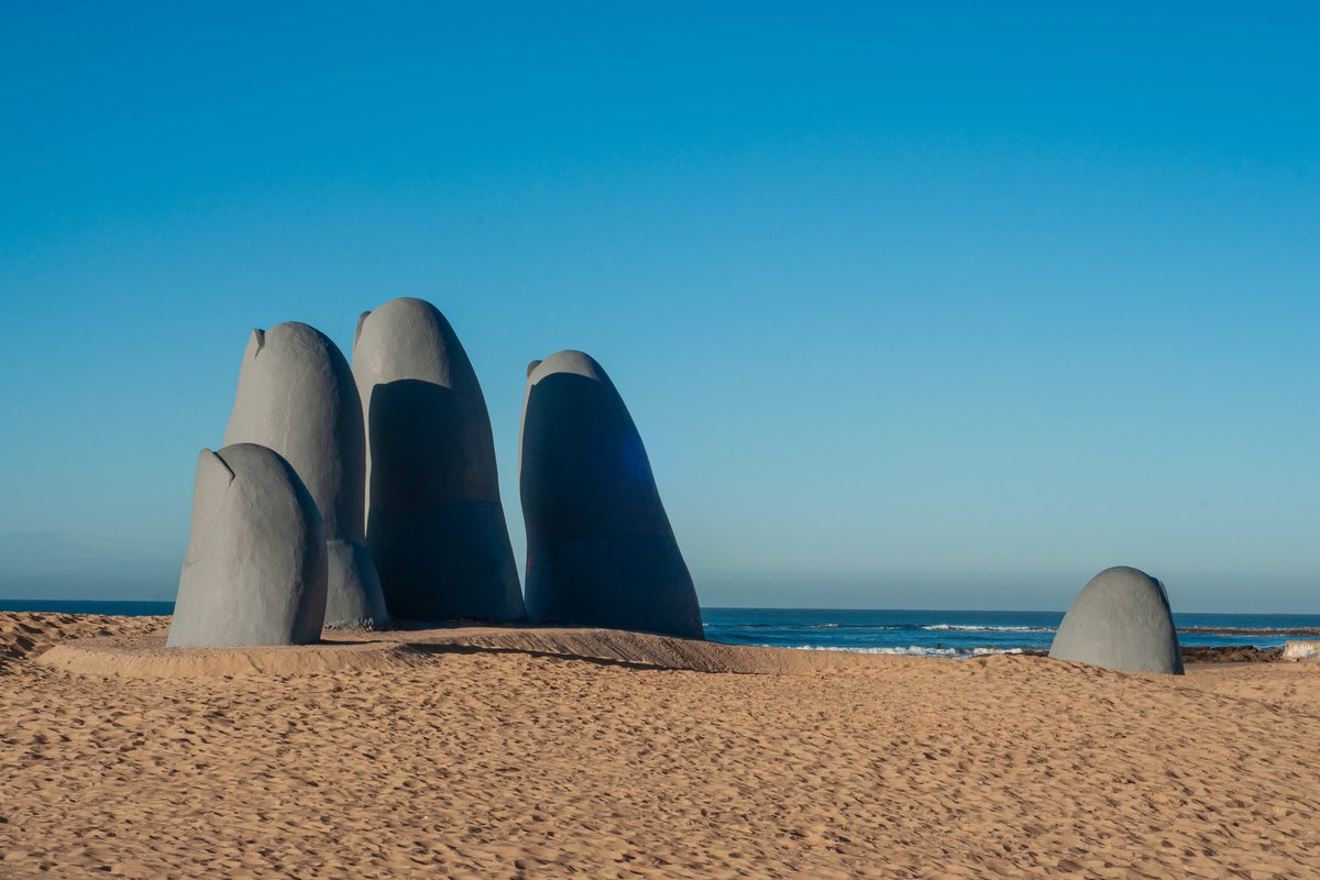 La Mano en la playa de Punta del Este