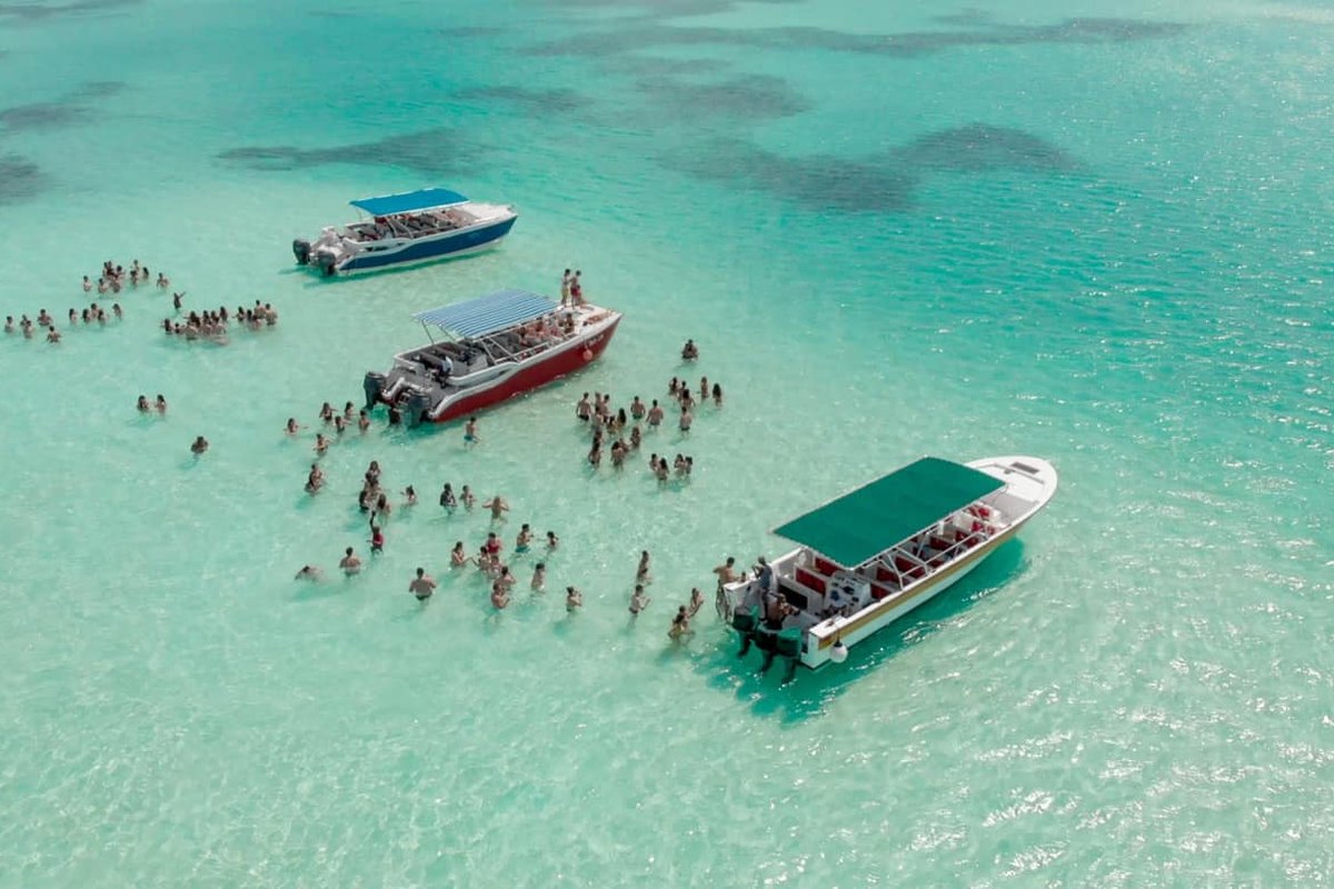 Turistas en la piscina natural camino a Isla Saona