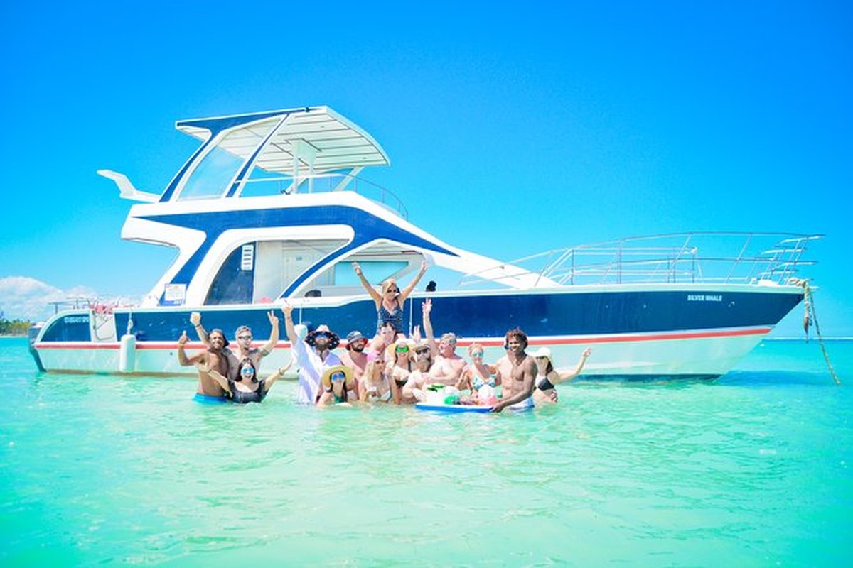 Grupo celebrando junto a un barco fiesta en Punta Cana