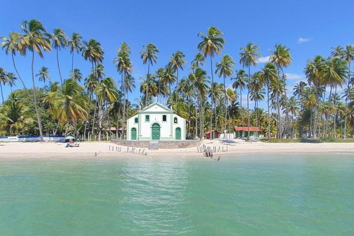 La icónica capilla entre palmeras de Praia dos Carneiros, Brasil
