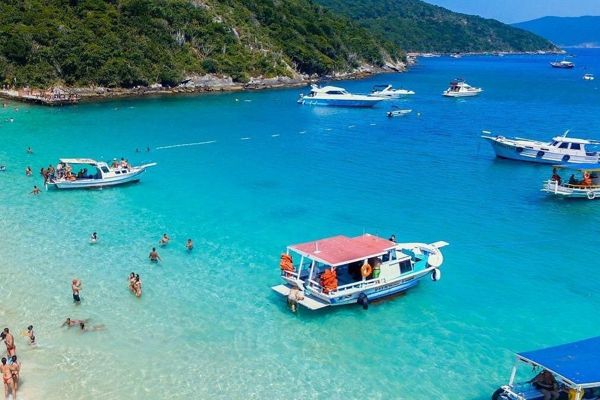 Lanchas ancladas en las aguas turquesas de Arraial do Cabo, Brasil