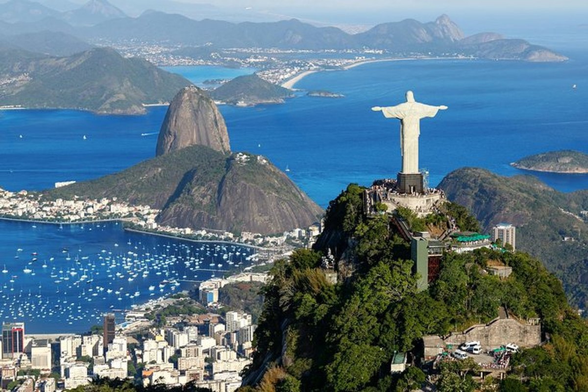 Vista aérea del Cristo Redentor y la bahía de Río de Janeiro