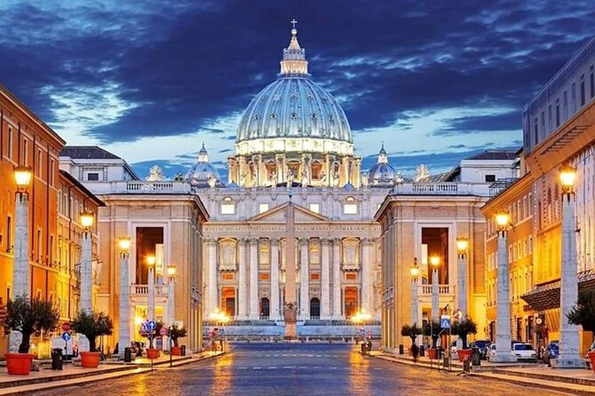 La Basílica de San Pedro y su plaza al atardecer, Ciudad del Vaticano