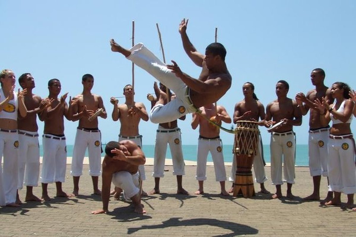 Demostración de capoeira en la playa durante un tour por Salvador de Bahía
