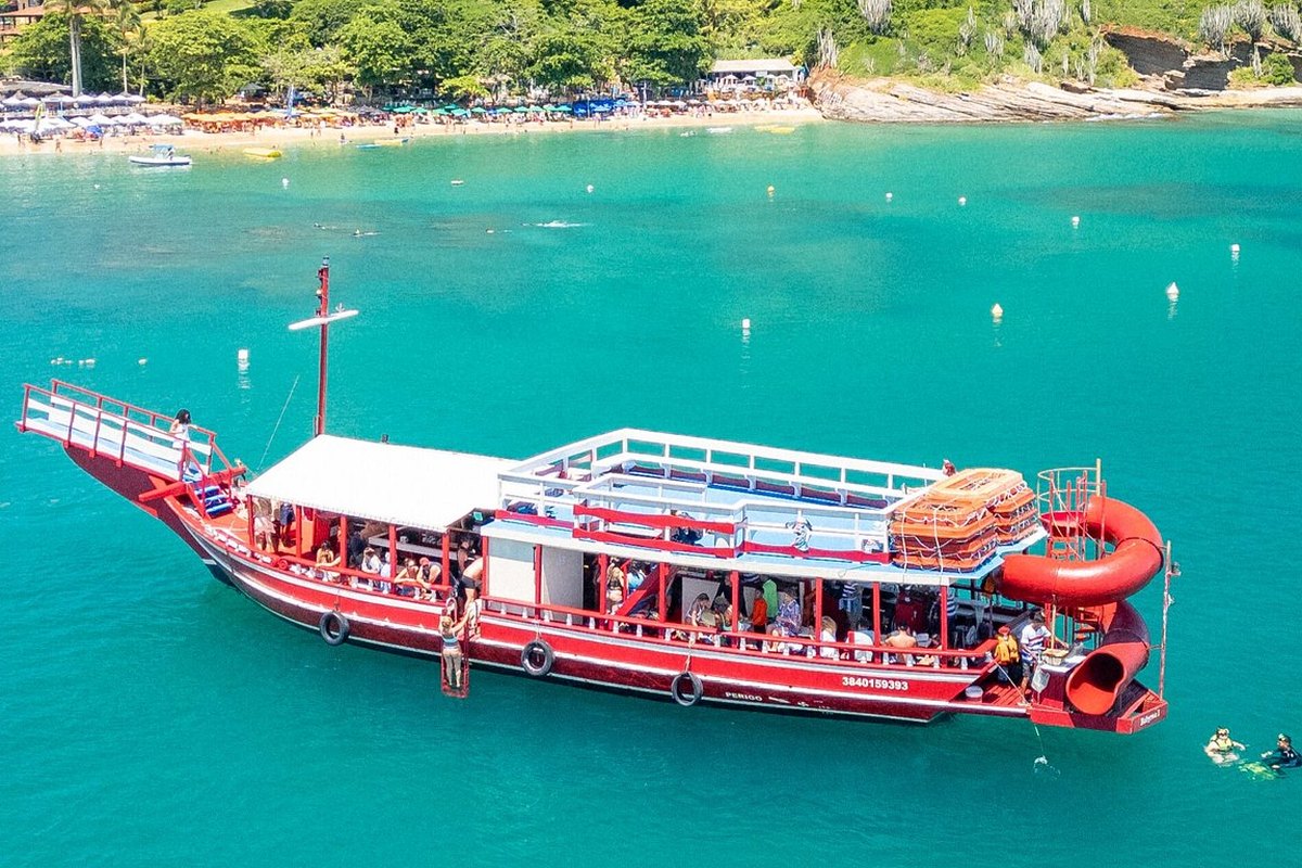 Barco navegando la Bahía de Todos los Santos en Salvador de Bahía