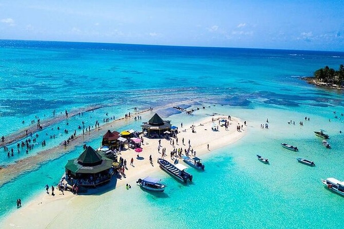 Cayo con kioscos y aguas turquesas en San Andrés