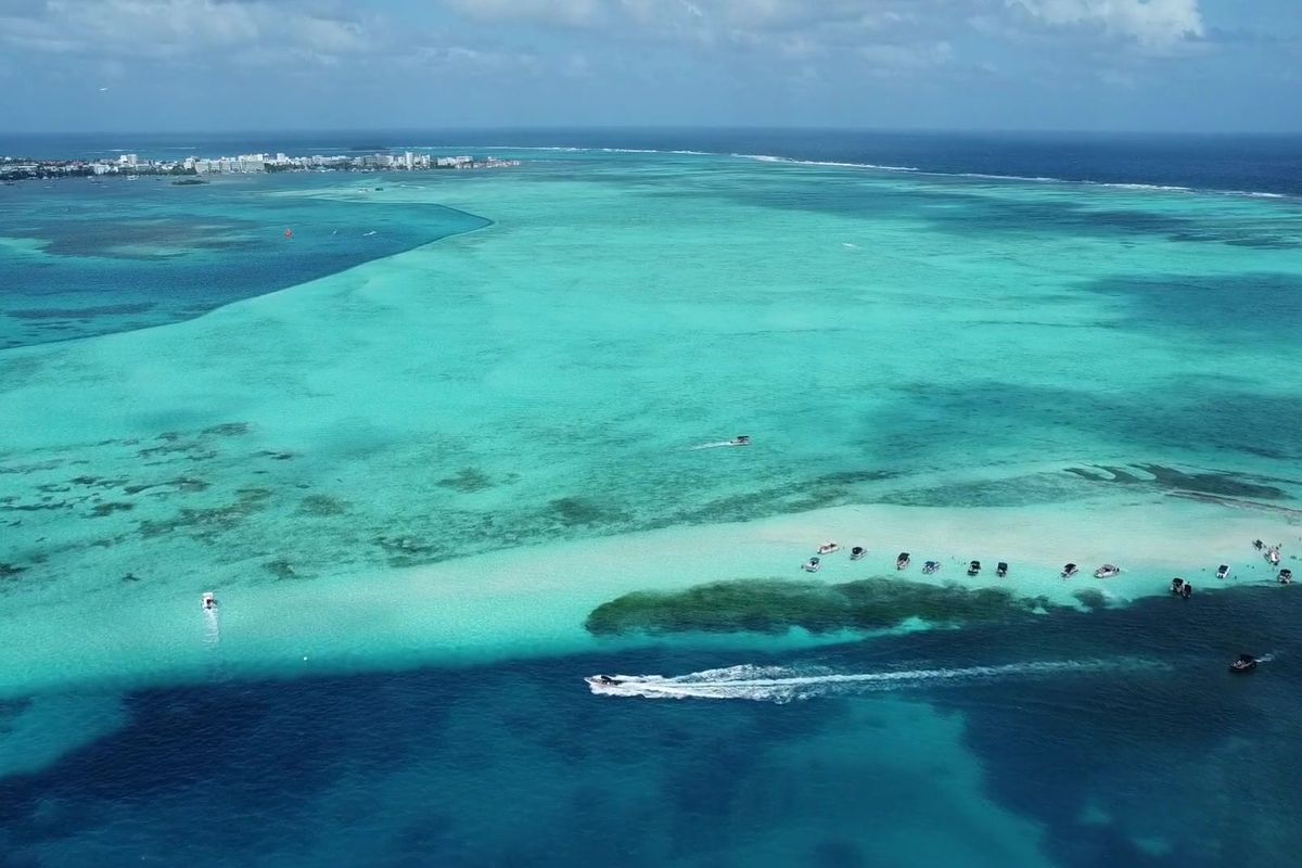 Banco de arena y agua turquesa en San Andrés