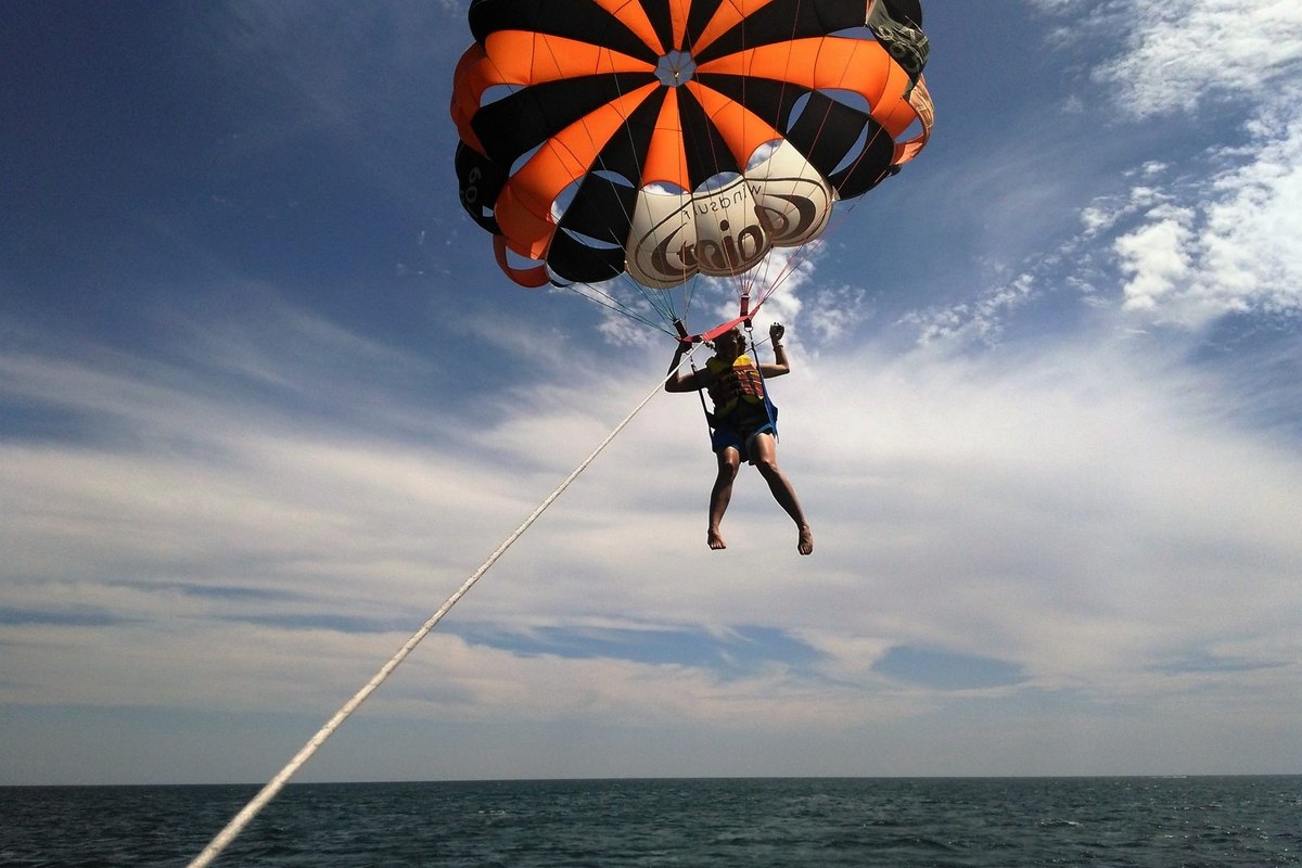 Persona haciendo parasailing sobre el mar en San Andrés