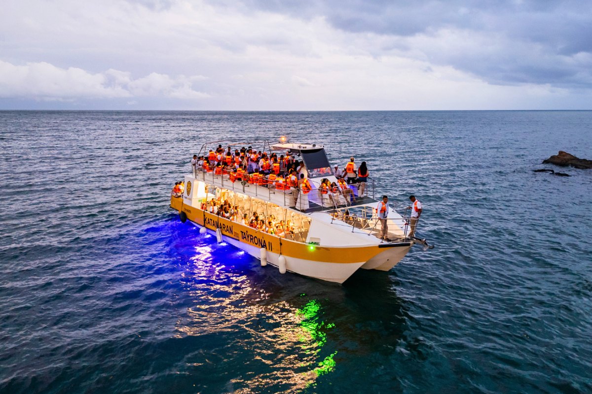 Catamarán Tayrona navegando de noche frente a Santa Marta