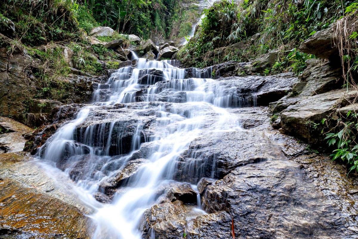 Cascada escalonada entre la vegetación de Minca, Sierra Nevada de Santa Marta