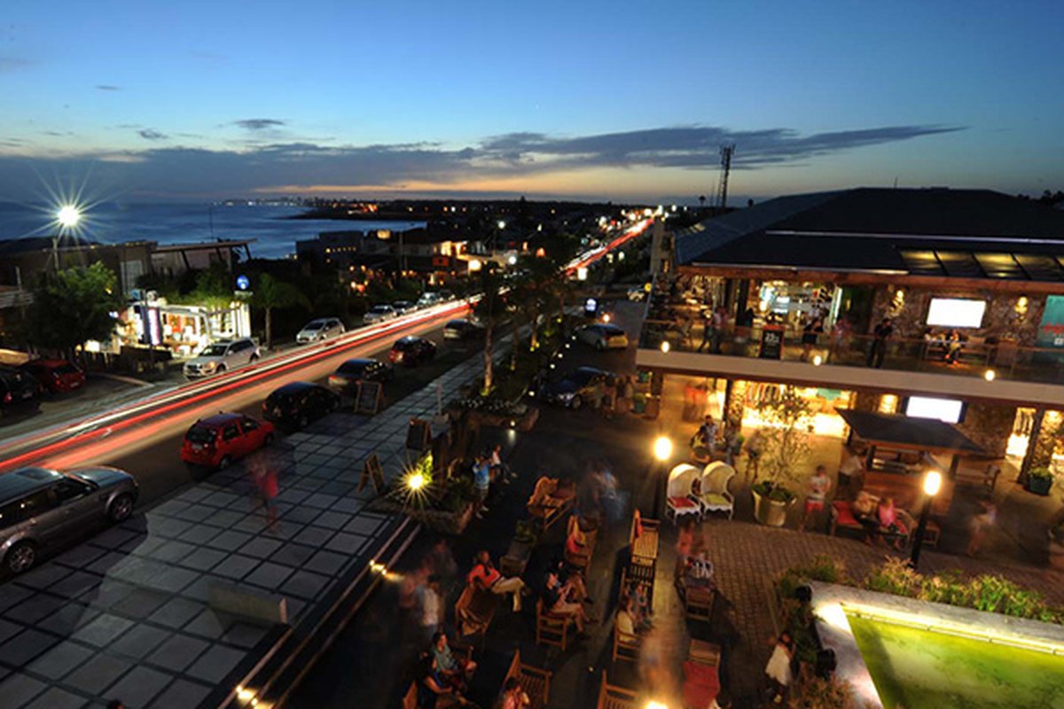Ambiente nocturno en los beach clubs de La Barra, Punta del Este
